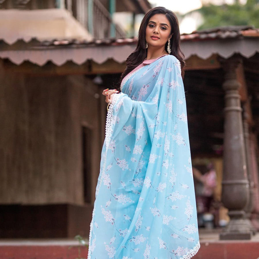 శ్రీముఖి.. ఈ అమ్మడు స్క్రీన్ మీద కనిపిస్తే చాలు ఎక్కడాలేని ఎనర్జీ వచ్చేస్తుంది. అందంతో చలాకీ మాటలతో ప్రేక్షకులను కట్టిపడేస్తుంది ఈ బ్యూటీ
