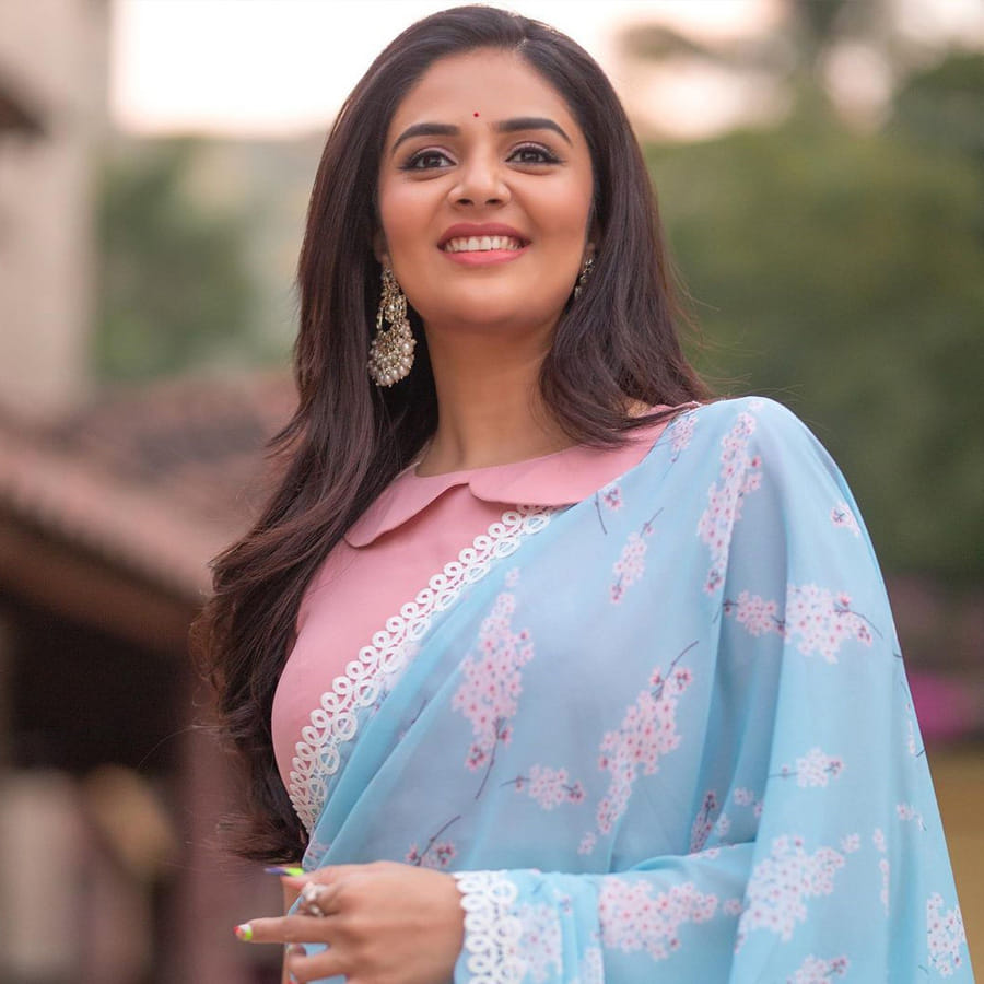 శ్రీముఖి.. ఈ అమ్మడు స్క్రీన్ మీద కనిపిస్తే చాలు ఎక్కడాలేని ఎనర్జీ వచ్చేస్తుంది. అందంతో చలాకీ మాటలతో ప్రేక్షకులను కట్టిపడేస్తుంది ఈ బ్యూటీ
