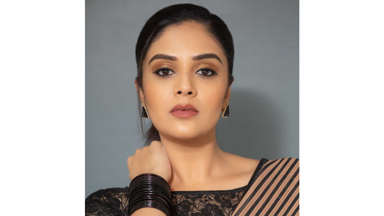 శ్రీముఖి.. ఈ అమ్మడు స్క్రీన్ మీద కనిపిస్తే చాలు ఎక్కడాలేని ఎనర్జీ వచ్చేస్తుంది. అందంతో చలాకీ మాటలతో ప్రేక్షకులను కట్టిపడేస్తుంది ఈ బ్యూటీ