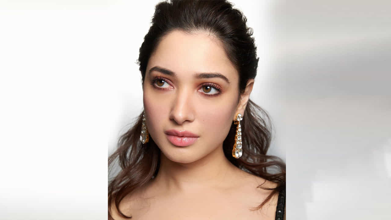 ఇండస్ట్రీకి ఎంట్రీ ఇచ్చి 16 ఏళ్లు గడుస్తోన్న ఇప్పటికీ క్రేజీ ఆఫర్స్ దక్కించుకుంటూ దూసుకుపోతోంది అందాల తార తమన్నా. తెలుగు, హిందీ అనే తేడా లేకుండా ఏకంగా చేతిలో 5 సినిమాలతో ఫుల్ బిజీగా ఉందీ మిల్కీ బ్యూటీ. మిల్కీబ్యూటీ తాజా ఫోటోషూట్.
