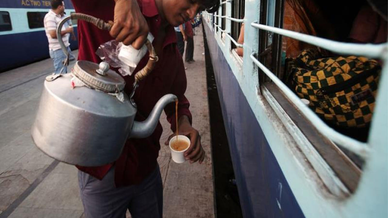 Tea in Train: రైలు జర్నీలో టీ తాగుతున్నారా.. ఒక్క సారి ఈ వీడియో చూడండి ...