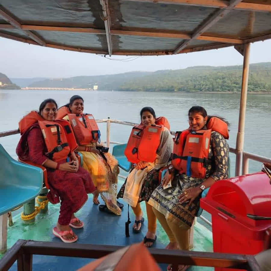 వాటిని పర్యవేక్షించి.. అక్కడున్న అధికారులతో మాటామంతీ జరిపారు.