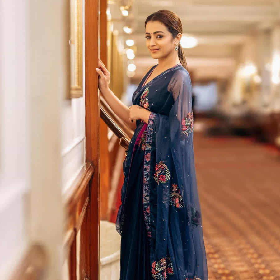 పొన్నియిన్ సెల్వన్ సినిమాలో హుందాగా కనిపిస్తూనే గ్లామర్ యాంగిల్ కూడా చూపించారు త్రిష. తెర మీద గ్రేస్ఫుల్గా కనిపించటమే కాదు... సినిమా ప్రమోషన్ ఈవెంట్స్లోనూ అందంగా కనిపించి అందరి దృష్టిని ఆకర్షింంచారు. దీంతో మరోసారి త్రిష టాక్ ఆఫ్ ది కోలీవుడ్గా మారారు.
