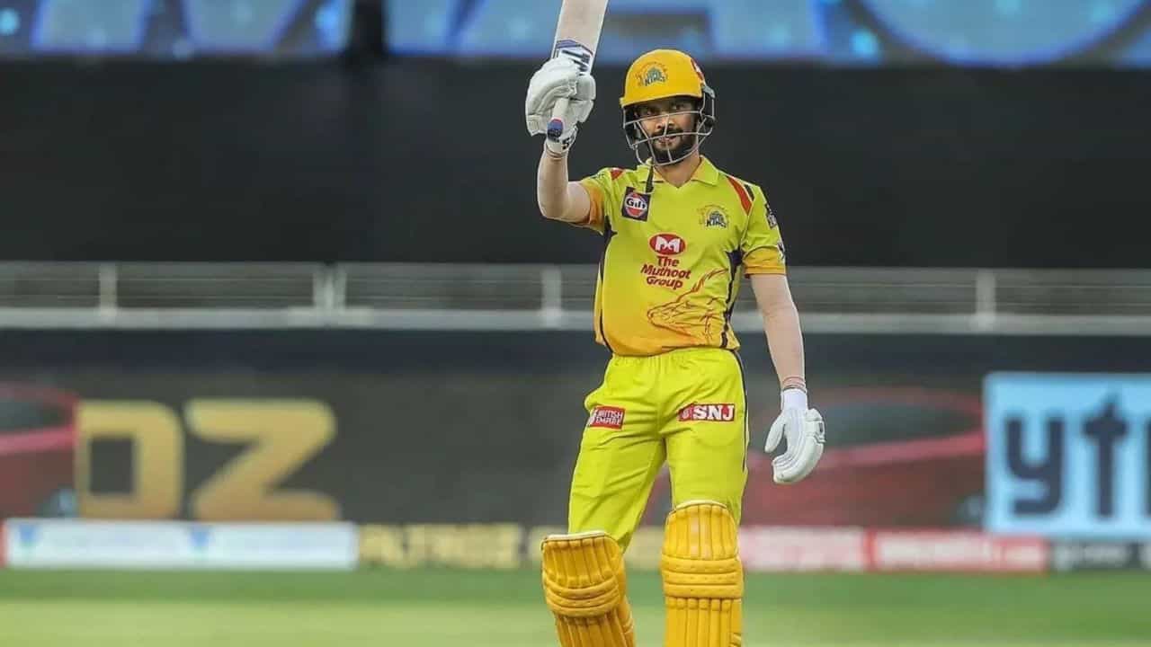 పరిమిత ఓవర్ల క్రికెట్లో ఒకే ఓవర్లో అత్యధికంగా 43 పరుగులు చేసిన తొలి బ్యాట్స్మెన్గా గైక్వాడ్ నిలిచాడు.
