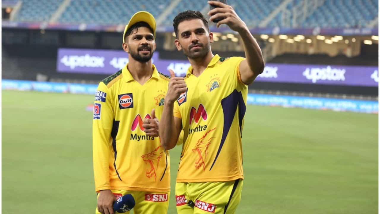ఒక ఓవర్లో అత్యధిక సిక్సర్లు బాదిన బ్యాట్స్మెన్గా గైక్వాడ్ నిలిచాడు. సోబర్స్, రవిశాస్త్రి, హెర్షెల్ గిబ్స్, యువరాజ్ సింగ్, కీరన్ పొలార్డ్, తిసర పెరీరా, రాస్ వైట్లీ, జజాయ్ ఇలా వివిధ ఫార్మాట్లలో ఒకే ఓవర్లో వరుసగా 6 సిక్సర్లు బాదేశారు. ఈ విషయంలో గైక్వాడ్ వారికంటే ముందున్నాడు. వరుసగా 7 సిక్సర్లు కొట్టాడు.