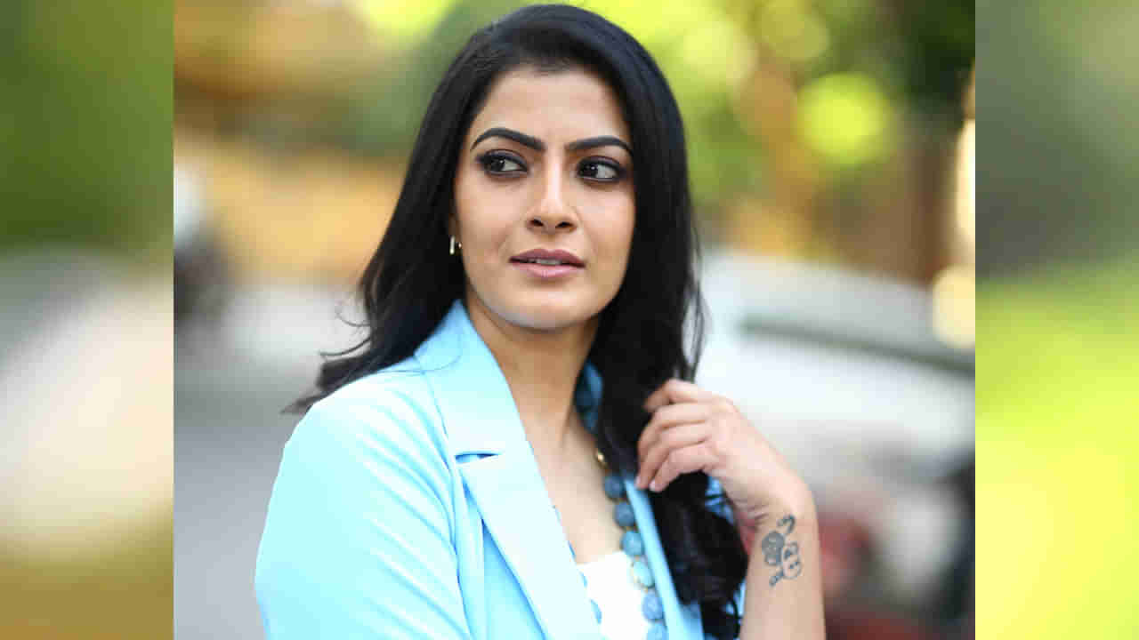 Varalakshmi Sarathkumar: అలాంటివారే నటీనటుల వ్యక్తిగత జీవితం గురించి మాట్లాడుతుంటారు..వరలక్ష్మి శరత్ కుమార్ కామెంట్స్..