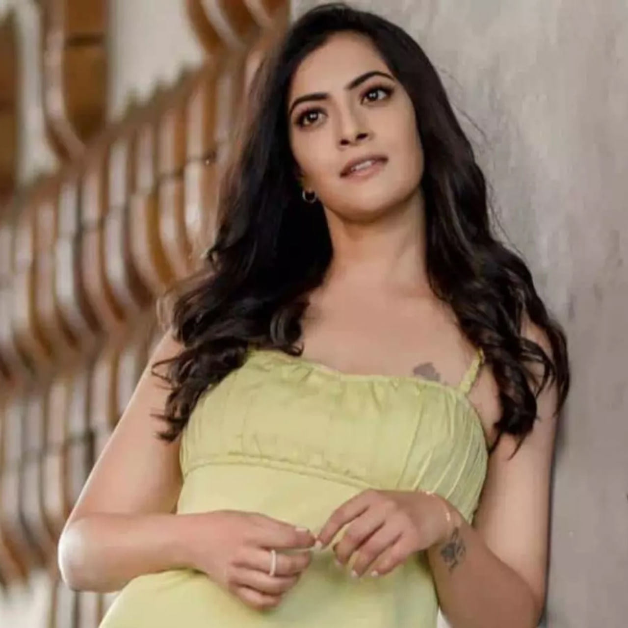 వరలక్ష్మి శరత్ కుమార్.. నటుడు శరత్ కుమార్ వారసురాలిగా సినీ అరంగేట్రం చేసి అద్భుతమైన నటనతో ప్రత్యేక గుర్తింపు తెచ్చుకుంది. అయితే అందరి అమ్మాయిల్లాగా కాకుండా.. విలనిజంతో మెప్పిస్తోంది వరలక్ష్మి.