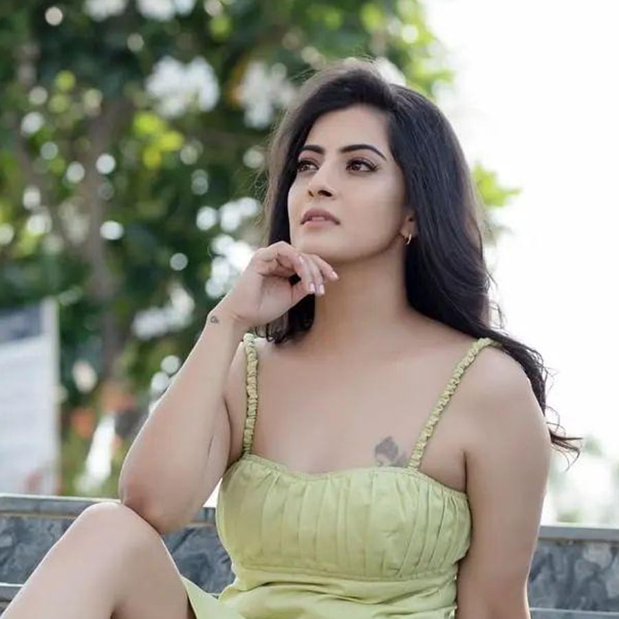 సరోగసీ కాంప్లికేటెడ్ ఏమీ కాదు. కొంతమంది యాక్టర్స్ సరోగసీని ఆశ్రయించడం వల్ల డిస్కషన్స్ జరుగుతున్నాయి. పిల్లలు లేని చాలా మందికి సరోగసీ ద్వారా పొందే అవకాశం కలుగుతోంది అని అంది వరలక్ష్మీ 