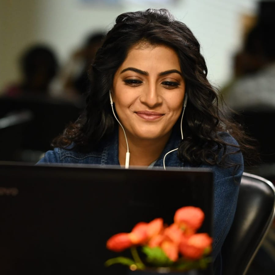 ప్రస్తుతం సెలబ్రెటీల జీవితంలో సరోగసి గురించి మాట్లాడుకుంటున్నారు. ఎవరికి వారు జీవితంలో సంబంధించిన విషయాలను పక్కన పెట్టేసి వేరే వారి జీవితంలో ఏం జరుగుతుందనేది ఆసక్తికరంగా గమనిస్తూ ఉంటున్నారు. దీనికి కారణం వాళ్లకు పని లేకపోవడమే అంటూ అసహనాన్ని వ్యక్తం చేసింది.