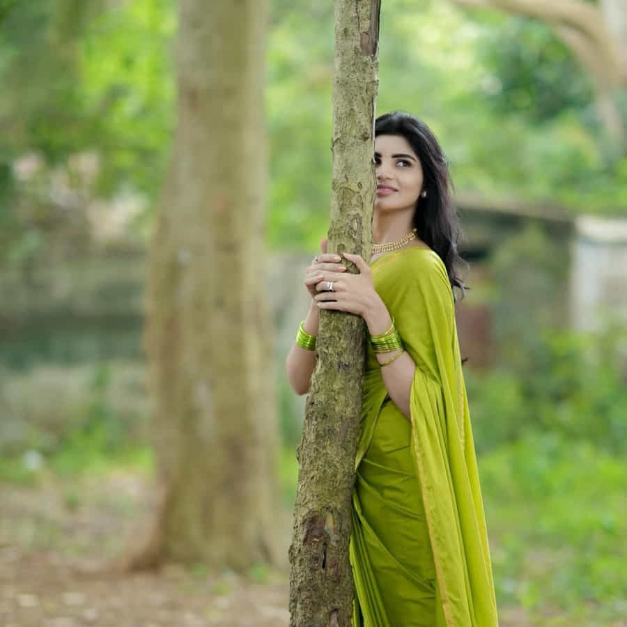 ఈ మధ్య జబర్దస్త్ లోకి వచ్చి బాగా ఫేమస్ అయింది వర్ష.. అంతకుముందు కొన్ని సీరియల్స్ లో నటించిన వర్షకి పెద్దగా పాపులర్ కాలేదు.. అయితే ఎప్పుడైతే జబర్దస్త్ లోకి ఎంట్రీ ఇచ్చిందో అప్పుటి నుంచి ఈ అమ్మడు క్రేజ్ అమాంతం పెరిగిపోయింది.