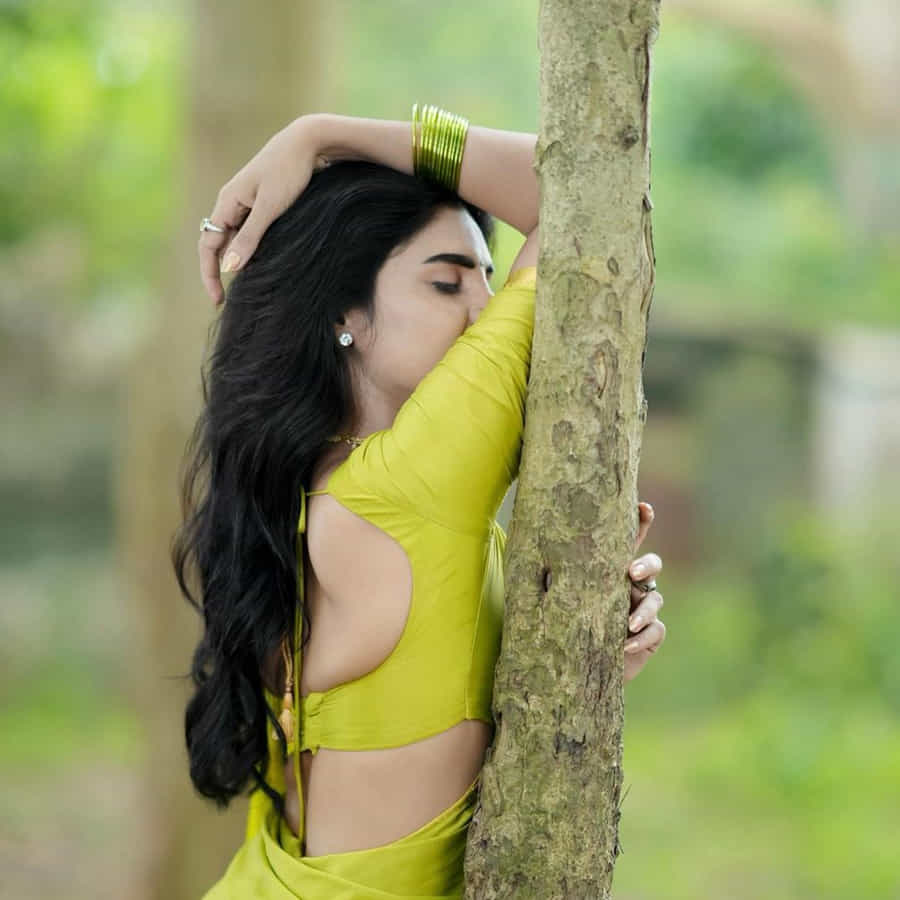 ఈ మధ్య జబర్దస్త్ లోకి వచ్చి బాగా ఫేమస్ అయింది వర్ష.. అంతకుముందు కొన్ని సీరియల్స్ లో నటించిన వర్షకి పెద్దగా పాపులర్ కాలేదు.. అయితే ఎప్పుడైతే జబర్దస్త్ లోకి ఎంట్రీ ఇచ్చిందో అప్పుటి నుంచి ఈ అమ్మడు క్రేజ్ అమాంతం పెరిగిపోయింది.