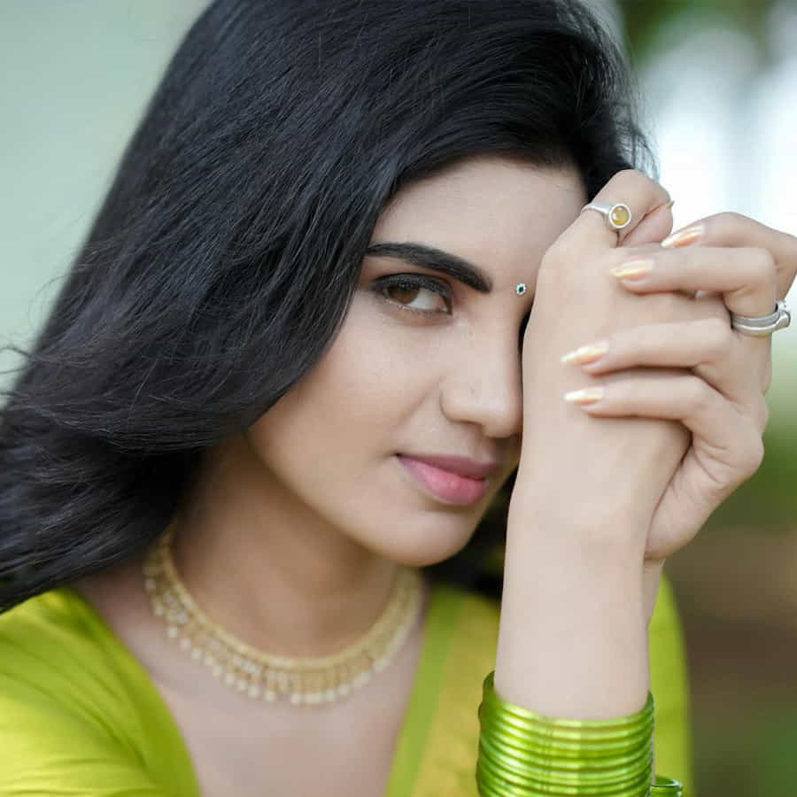 ఈ మధ్య జబర్దస్త్ లోకి వచ్చి బాగా ఫేమస్ అయింది వర్ష.. అంతకుముందు కొన్ని సీరియల్స్ లో నటించిన వర్షకి పెద్దగా పాపులర్ కాలేదు.. అయితే ఎప్పుడైతే జబర్దస్త్ లోకి ఎంట్రీ ఇచ్చిందో అప్పుటి నుంచి ఈ అమ్మడు క్రేజ్ అమాంతం పెరిగిపోయింది.