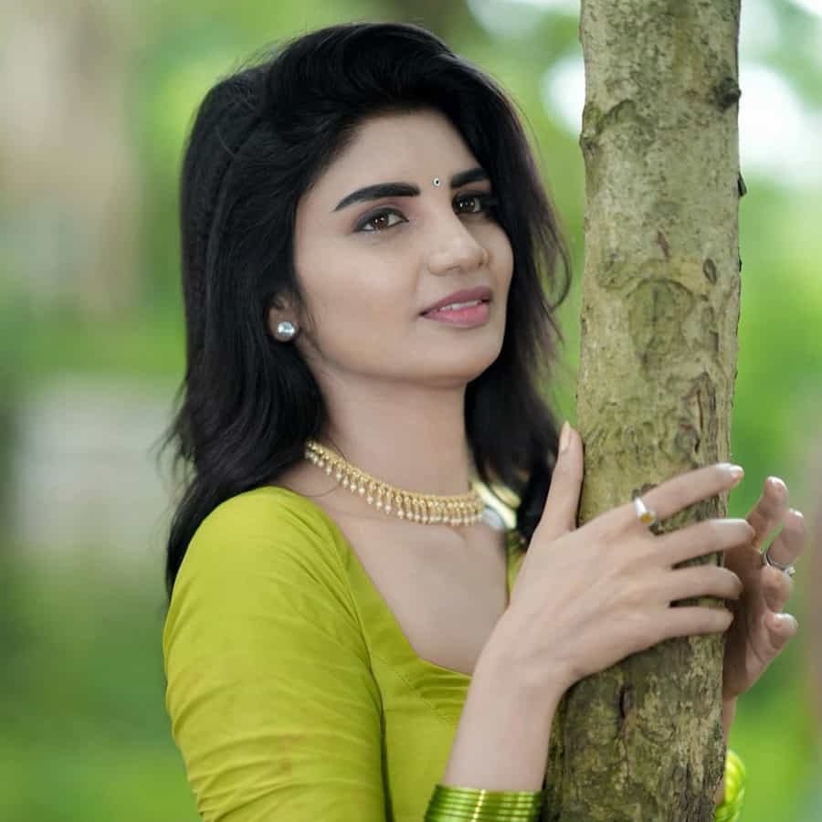 ఈ మధ్య జబర్దస్త్ లోకి వచ్చి బాగా ఫేమస్ అయింది వర్ష.. అంతకుముందు కొన్ని సీరియల్స్ లో నటించిన వర్షకి పెద్దగా పాపులర్ కాలేదు.. అయితే ఎప్పుడైతే జబర్దస్త్ లోకి ఎంట్రీ ఇచ్చిందో అప్పుటి నుంచి ఈ అమ్మడు క్రేజ్ అమాంతం పెరిగిపోయింది.