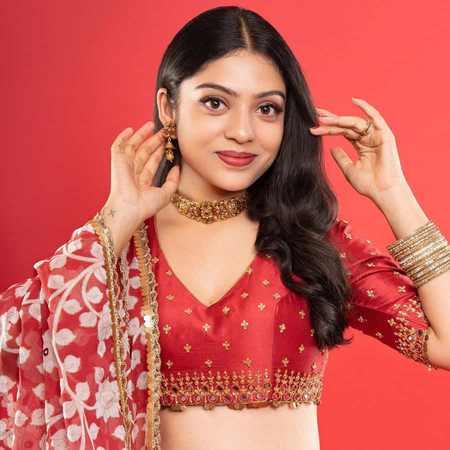 మిడిల్ క్లాస్ మెలోడిస్ చిత్రంతో తెలుగు ప్రేక్ష‌కుల చూపును త‌న‌వైపు తిప్పుకుంది అందాల తార వ‌ర్ష బొల్ల‌మ్మ‌. ప‌క్కింటి అమ్మాయిలా క‌నిపించే రూపం, ఆక‌ట్టుకునే న‌ట‌న‌తో కుర్ర‌కారును ఫిదా చేస్తోందీ బ్యూటీ..ఈ మధ్య గ్లామర్ మీద కూడా ఫోకస్ పెడుతూ అప్పుడప్పుడు ఫొటోస్ తో ఆకట్టుకుంటుంది.