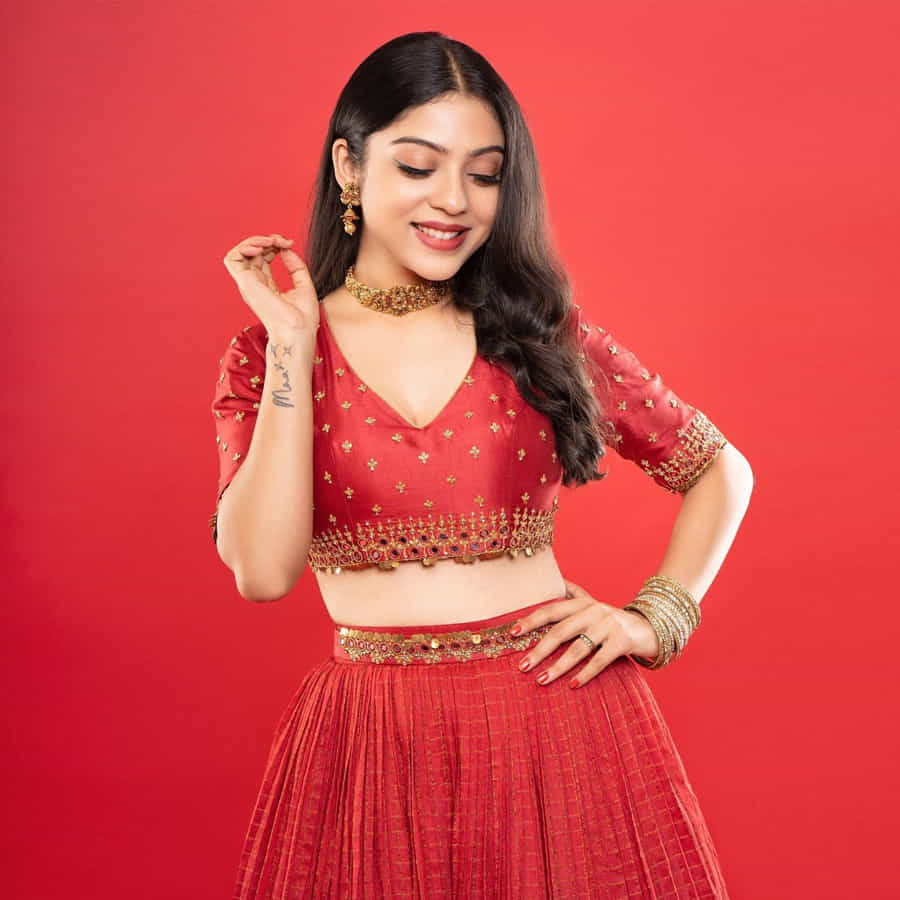 మిడిల్ క్లాస్ మెలోడిస్ చిత్రంతో తెలుగు ప్రేక్ష‌కుల చూపును త‌న‌వైపు తిప్పుకుంది అందాల తార వ‌ర్ష బొల్ల‌మ్మ‌. ప‌క్కింటి అమ్మాయిలా క‌నిపించే రూపం, ఆక‌ట్టుకునే న‌ట‌న‌తో కుర్ర‌కారును ఫిదా చేస్తోందీ బ్యూటీ..ఈ మధ్య గ్లామర్ మీద కూడా ఫోకస్ పెడుతూ అప్పుడప్పుడు ఫొటోస్ తో ఆకట్టుకుంటుంది.