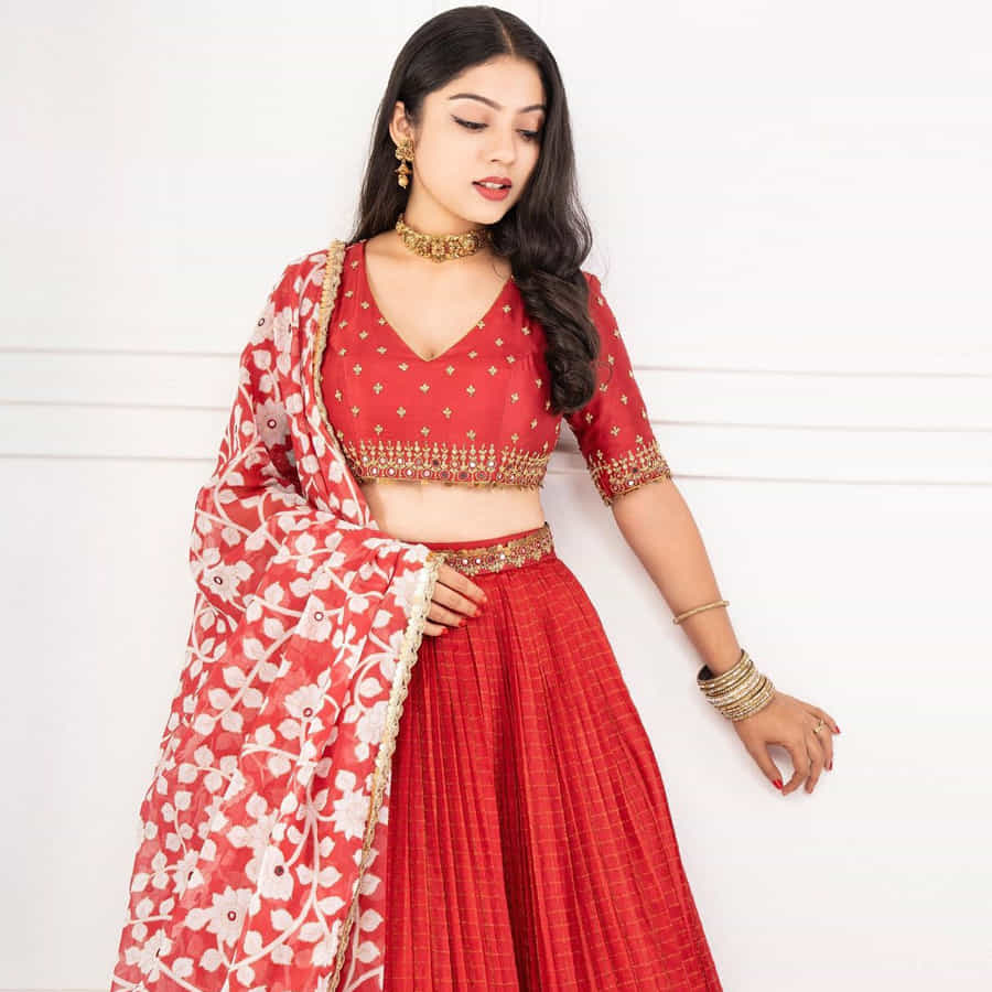 మిడిల్ క్లాస్ మెలోడిస్ చిత్రంతో తెలుగు ప్రేక్ష‌కుల చూపును త‌న‌వైపు తిప్పుకుంది అందాల తార వ‌ర్ష బొల్ల‌మ్మ‌. ప‌క్కింటి అమ్మాయిలా క‌నిపించే రూపం, ఆక‌ట్టుకునే న‌ట‌న‌తో కుర్ర‌కారును ఫిదా చేస్తోందీ బ్యూటీ..ఈ మధ్య గ్లామర్ మీద కూడా ఫోకస్ పెడుతూ అప్పుడప్పుడు ఫొటోస్ తో ఆకట్టుకుంటుంది.