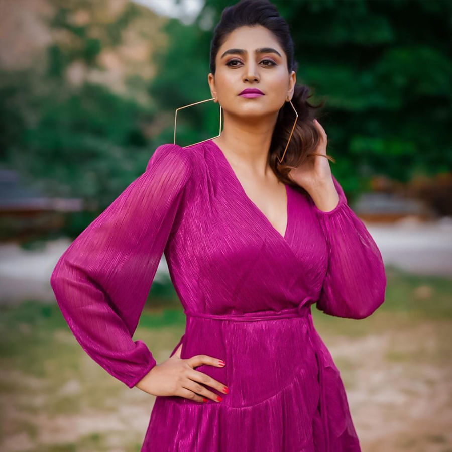 యాంకర్ వర్షిణి గురించి ప్రత్యేకంగా పరిచయం చేయాల్సిన పనిలేదు. పటాస్ 2 షో యాంకర్ గా రీ ఎంట్రీ ఇచ్చిన భామ వర్షిణి తెరపై కనిపించింది అంటే అభిమానులకు పండగే...ముద్దు ముద్దు మాటలతో...అందమైన నవ్వుతో యూత్ గుండెల్లో నిద్రలేకుండా చేస్తున్న ఈ భామ అటు టీవీ రియాలిటీ షోలతోనూ, వెబ్ సిరీస్ లతోనూ బిజీగా ఉన్నారు.
