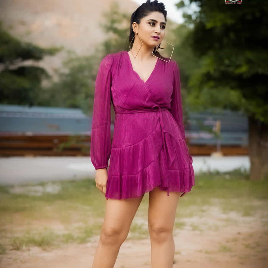 యాంకర్ వర్షిణి గురించి ప్రత్యేకంగా పరిచయం చేయాల్సిన పనిలేదు. పటాస్ 2 షో యాంకర్ గా రీ ఎంట్రీ ఇచ్చిన భామ వర్షిణి తెరపై కనిపించింది అంటే అభిమానులకు పండగే...ముద్దు ముద్దు మాటలతో...అందమైన నవ్వుతో యూత్ గుండెల్లో నిద్రలేకుండా చేస్తున్న ఈ భామ అటు టీవీ రియాలిటీ షోలతోనూ, వెబ్ సిరీస్ లతోనూ బిజీగా ఉన్నారు.
