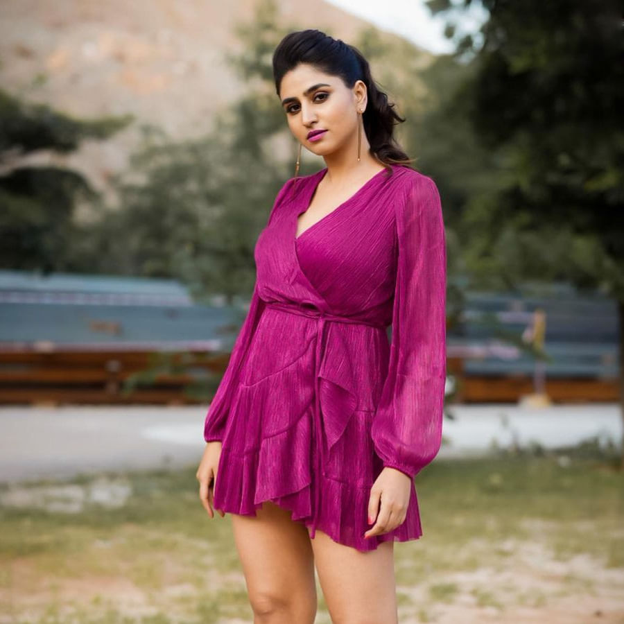 యాంకర్ వర్షిణి గురించి ప్రత్యేకంగా పరిచయం చేయాల్సిన పనిలేదు. పటాస్ 2 షో యాంకర్ గా రీ ఎంట్రీ ఇచ్చిన భామ వర్షిణి తెరపై కనిపించింది అంటే అభిమానులకు పండగే...ముద్దు ముద్దు మాటలతో...అందమైన నవ్వుతో యూత్ గుండెల్లో నిద్రలేకుండా చేస్తున్న ఈ భామ అటు టీవీ రియాలిటీ షోలతోనూ, వెబ్ సిరీస్ లతోనూ బిజీగా ఉన్నారు.
