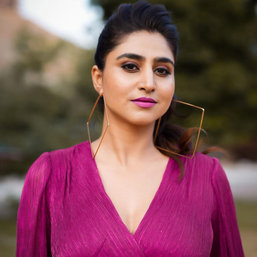 యాంకర్ వర్షిణి గురించి ప్రత్యేకంగా పరిచయం చేయాల్సిన పనిలేదు. పటాస్ 2 షో యాంకర్ గా రీ ఎంట్రీ ఇచ్చిన భామ వర్షిణి తెరపై కనిపించింది అంటే అభిమానులకు పండగే...ముద్దు ముద్దు మాటలతో...అందమైన నవ్వుతో యూత్ గుండెల్లో నిద్రలేకుండా చేస్తున్న ఈ భామ అటు టీవీ రియాలిటీ షోలతోనూ, వెబ్ సిరీస్ లతోనూ బిజీగా ఉన్నారు.
