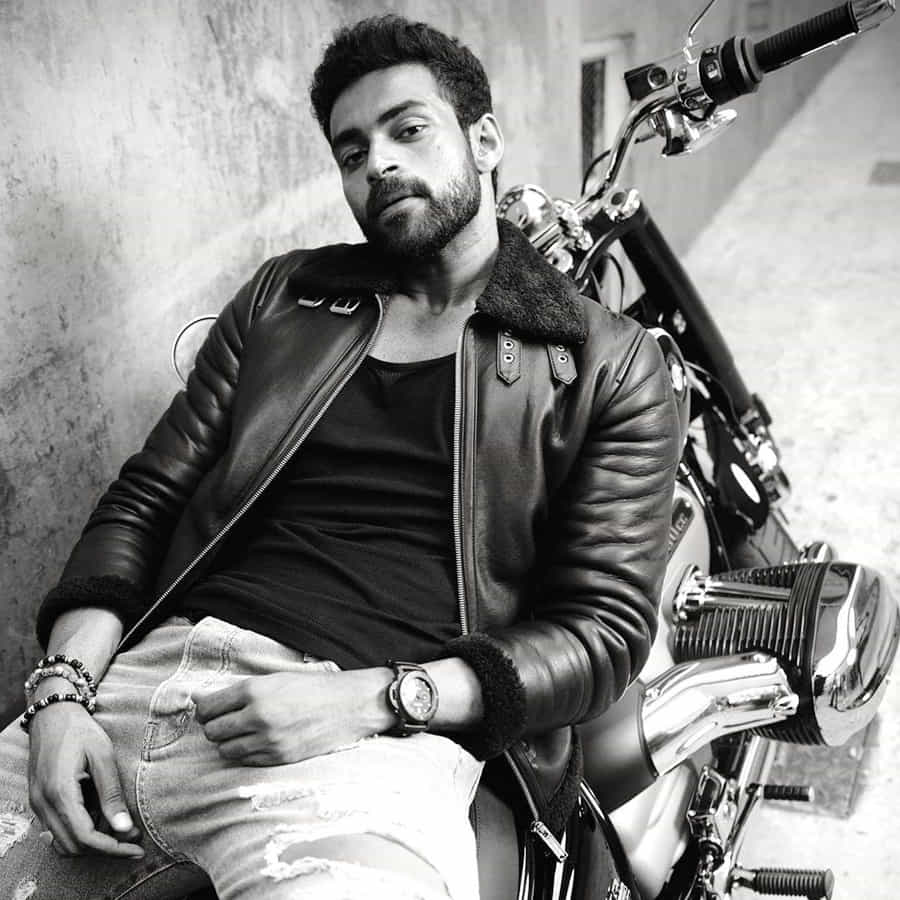 ఎంత అయినా మెగా హీరో కదా ఆ మాత్రం ఉండాలి అంటూ కామెంట్ చేస్తున్నారు మెగా అభిమానులు.