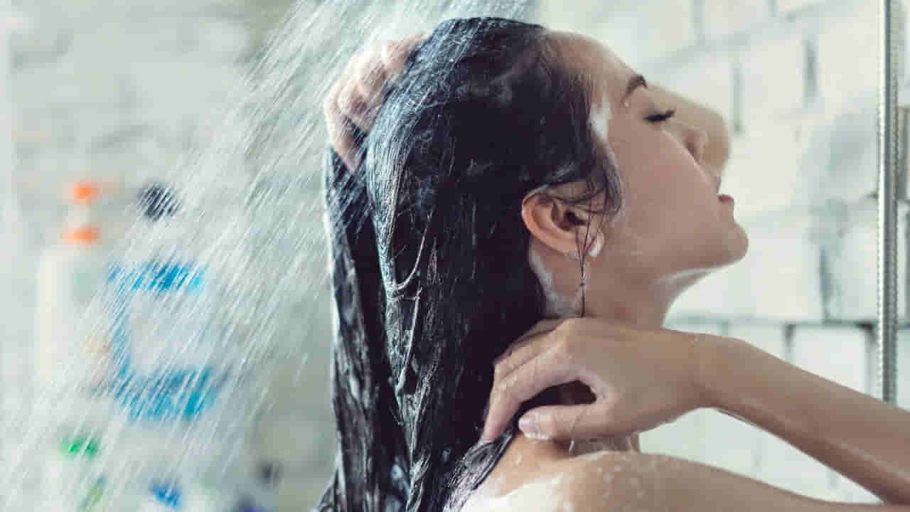 Winter Shower: చలికాలంలో తల స్నానం చేయడం మంచిదేనా?.. నిపుణులు ఏమంటున్నారంటే..
