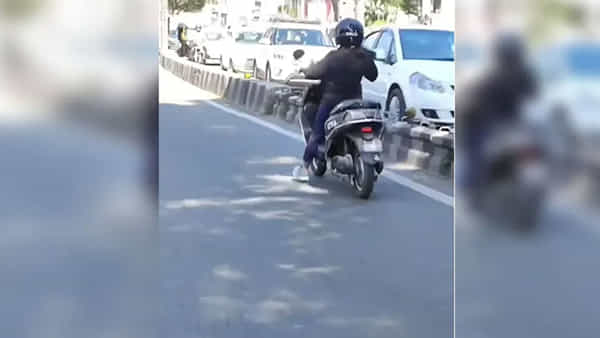 Driving Video: స్కూటీని ఇలా కూడా ఆపొచ్చని మీకు తెలుసా..! దేశీ స్టైల్ నుండి స్కూటీని ఆపాలనుకున్న మహిళ.. కట్ చేస్తే..