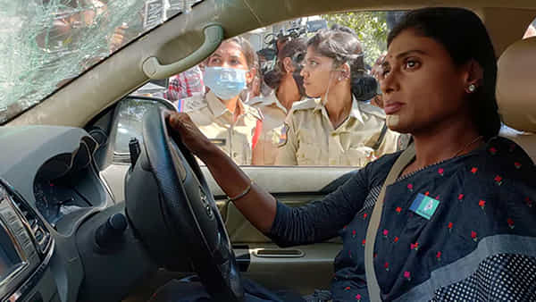 YS Sharmila: వైఎస్ఆర్టీపీ అధ్యక్షురాలు షర్మిల అరెస్ట్.. కారుతో సహా లిఫ్ట్ చేసి తీసుకెళ్లిన పోలీసులు..
