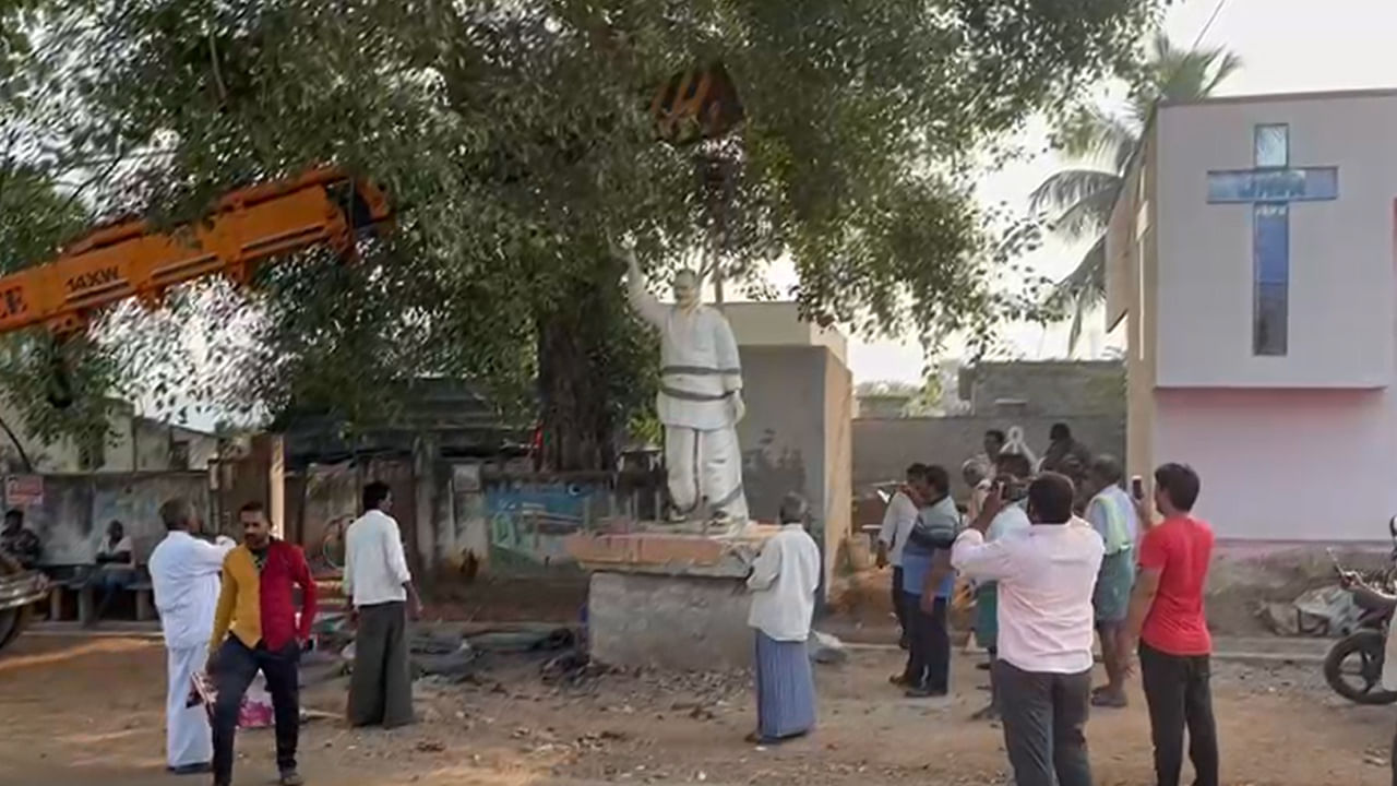 YSR Statue in Ippatam: ఇప్పటంలో రాజన్న విగ్రహాల తొలగింపు.. మరోచోటుకి తరలింపు