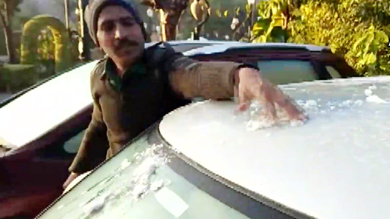 శీతాకాలం ఉత్తరభారతదేశంలో చలి ఎక్కువుగా ఉంటుందనే విషయం తెలుసు. అయితే కొన్ని ప్రాంతాలు మినహిస్తే మిగిలిన చోట్ల చలికి మంచు గడ్డలు కట్టడం తక్కువుగా చూస్తుంటాం. సాధారణంగా అమెరికా, కెనాడాలోని కొన్ని ప్రాంతాల్లో అయితే చలికాలం బయటకు వచ్చేటప్పుడు తమ కార్లో ఉప్పు ప్యాకెట్లు పెట్టుకుని వస్తారు. ఎందుకంటే శీతాకాలం అక్కడ ఉదయం సమయంలోనూ మంచు కురుస్తూ ఉంటుంది. కొన్ని చోట్ల మంచుగడ్డలు కార్లపై పడతాయి. ఆ సమయంలో మంచు కరిగిపోవడానికి ఉప్పు ప్యాకెట్లను ఉపయోగిస్తారు. ఇలాంటి ఘటన ఇప్పుడు రాజస్థాన్‌లో కనిపిస్తోంది.