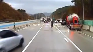 Kid Video Viral: తండ్రితో కలిసి టీవీ చూస్తున్న చిన్నారి.. నాన్న ఫీలింగ్స్ ను అనుసరిస్తున్న బాలుడు ఫన్నీ వీడియో వైరల్