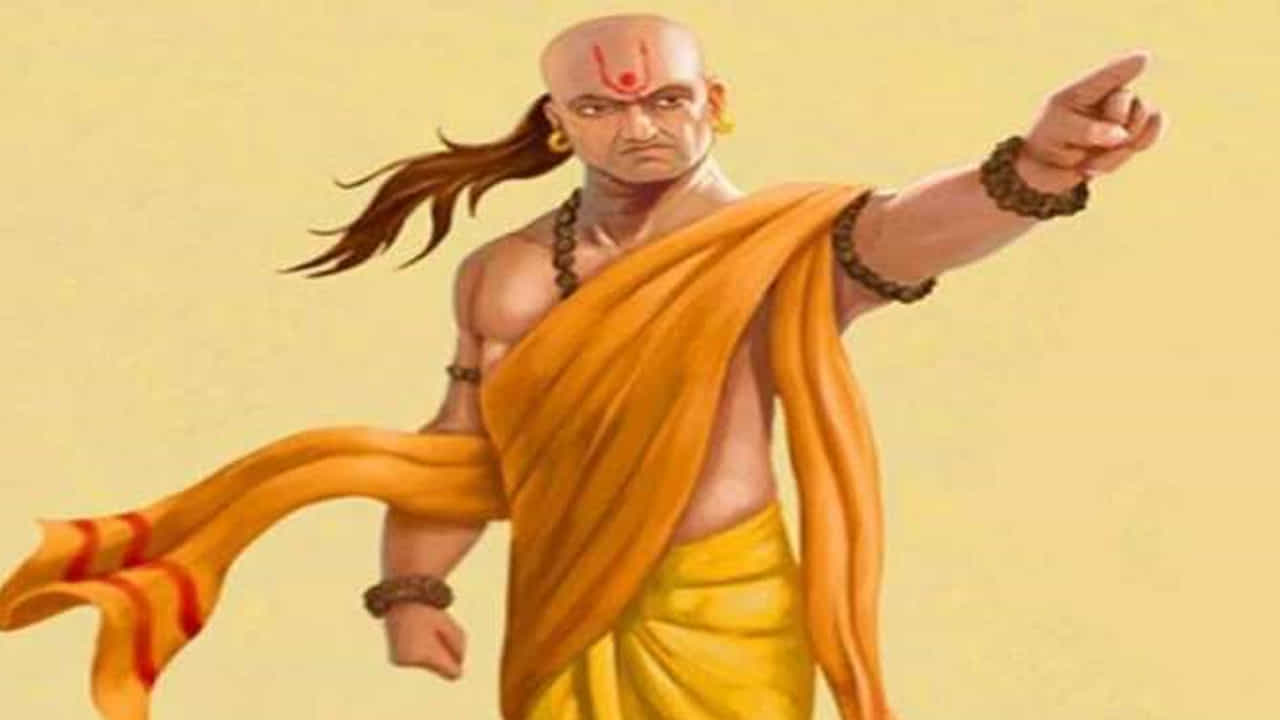 విజయం సాధించాలనే అహంకారం లేదా తన దగ్గర డబ్బు ఎక్కువ అనే అహంభావం ఉన్న వారి వద్ద లక్ష్మీదేవి ఉండదు. చాణక్యుడి ప్రకారం డబ్బు ఉందనే అహంకారం మీలో ఉంటే.. మీ తెలివితేటలు భ్రష్టు పట్టడానికి ఎక్కువ సమయం పట్టదు. డబ్బు తెచ్చిన అహంకారంతో ఉన్నవారు ఆ డబ్బుని పోగొట్టుకుని పేదవారు కావచ్చు.