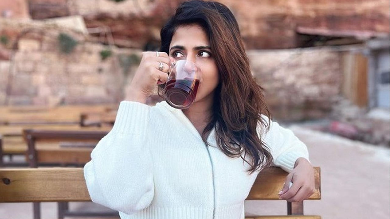 Actress: కూల్గా బ్లాక్ కాఫీ ఆస్వాదిస్తున్న ఈ క్యూటీ ఎవరో గుర్తుపట్టారా..? ఆమె ఎవరంటే