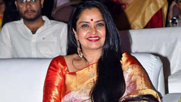 Actress Pragathi: పెళ్లిలో రచ్చ చేసిన ప్రగతి.. డోలుపై కూర్చొని తీన్మార్ డ్యాన్స్
