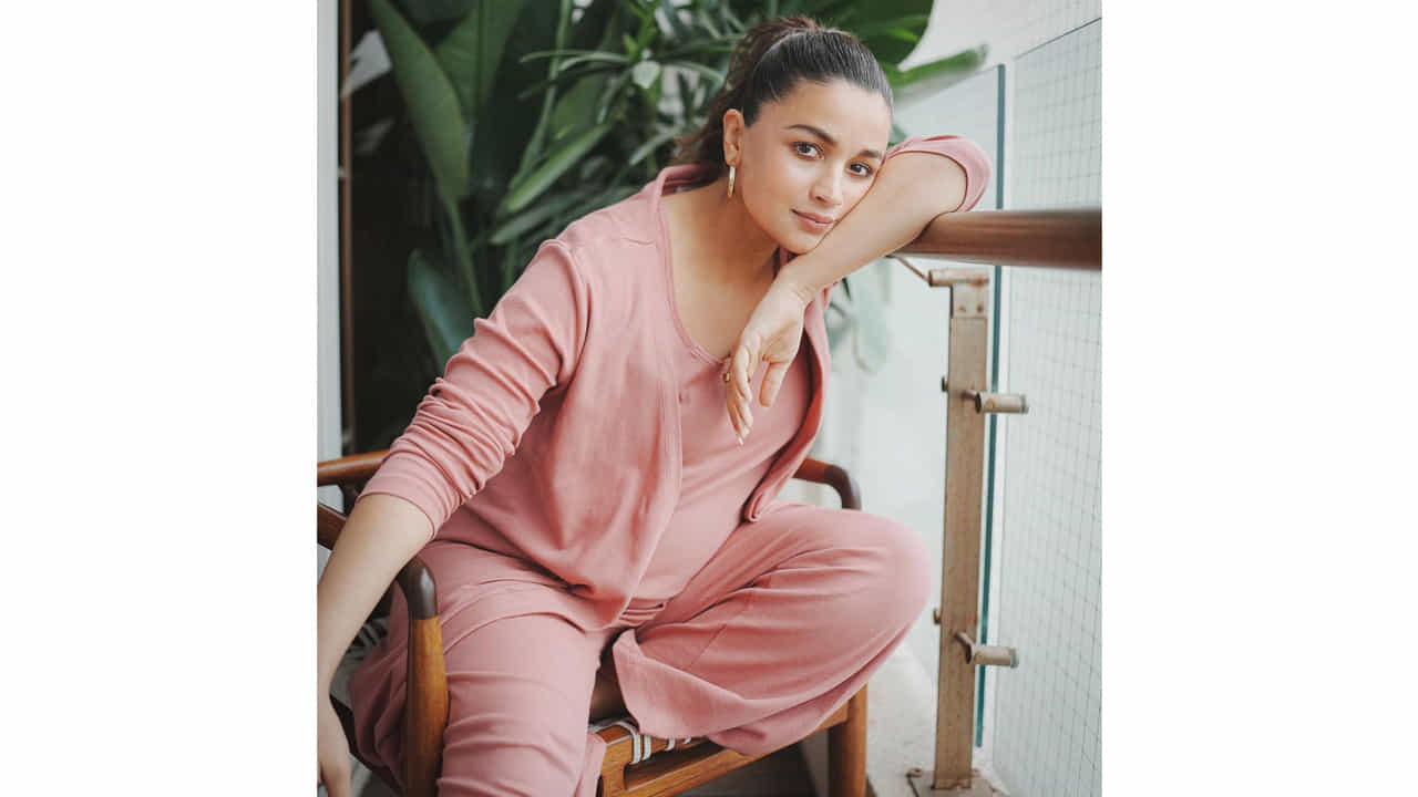 పెళ్లి తర్వాత కెరీర్ ఆపేయాలి.. సినిమాలు బంద్ చేయాలి అనే కాలాలు పోయాయి. పెళ్లైనా.. తల్లైనా.. వయసు 40 దాటినా ఇంకా స్టార్ హీరోయిన్లుగా వెలిగిపోతున్నారు కొందరు బ్యూటీస్. నయన్, ఐశ్వర్యారాయ్, దీపిక పదుకొనే లాంటి హీరోయిన్లకు ఇప్పటికీ అంతే క్రేజ్ ఉంది.