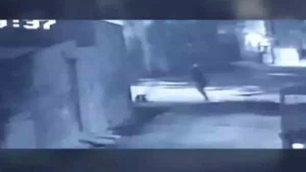 Delhi Murder: ఢిల్లీలో ఆగని దారుణాలు.. ఇంటి కాలింగ్ బెల్కొట్టి మరీ మహిళను కాల్చి చంపిన దుండగులు..