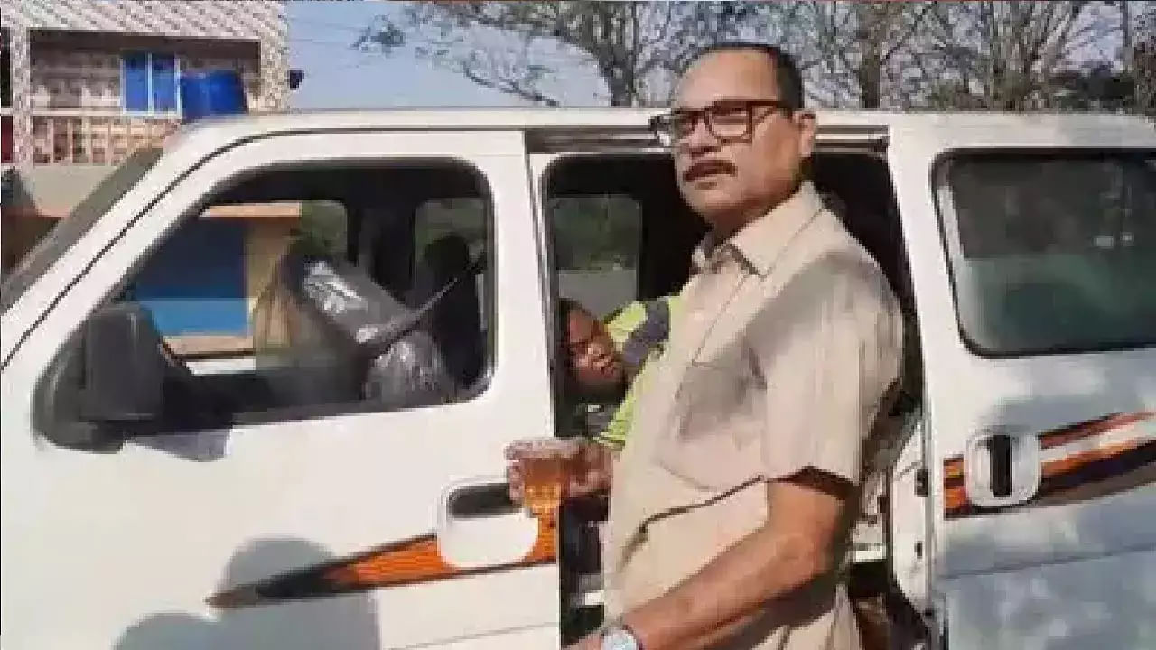 Shocking Video: రోగికి మద్యం తాగించిన అంబులెన్స్ డ్రైవర్.. షాకింగ్‌ వీడియోపై మండిపడుతున్న నెటిజన్లు