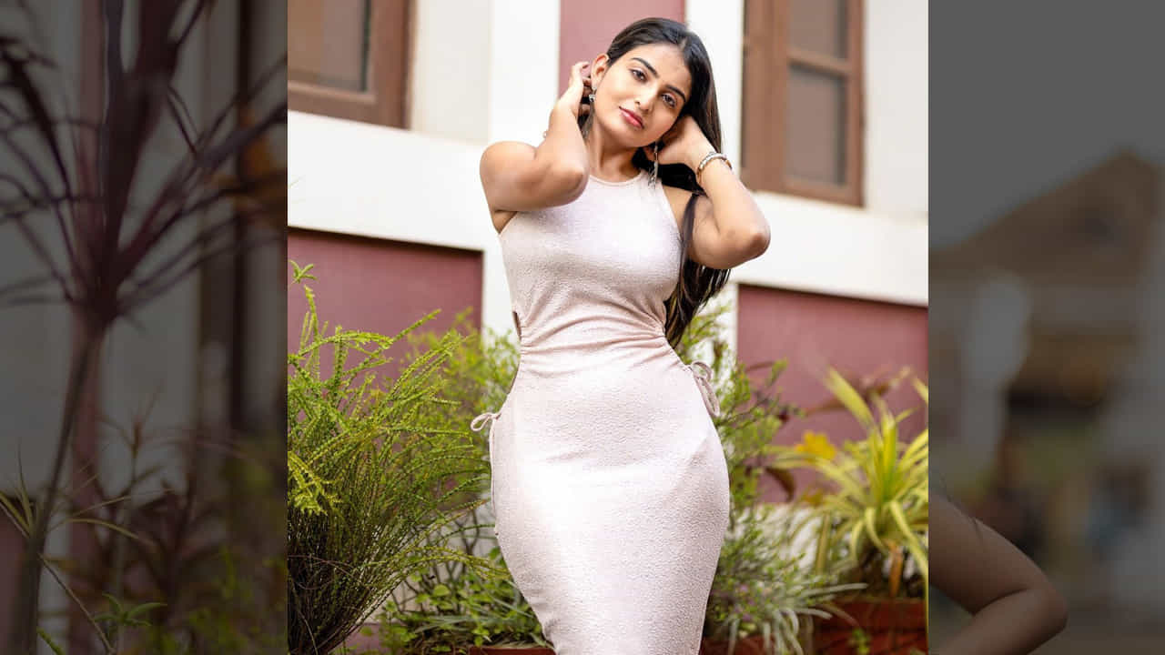 అనన్య నాగళ్ళ ఈ పేరు ఇప్పుడిప్పుడే ప్రేక్షకులకు పరిచయం అవుతుంది. తెలుగులో మల్లేశం, ప్లే బ్యాక్ లాంటి సినిమాలతో గుర్తింపు తెచ్చుకుంది ఈ బ్యూటీ. ఈ సమయంలో పవన్ కళ్యాణ్ వకీల్ సాబ్ సినిమాలో అవకాశం అందుకుంది.సోషల్ మీడియాలో ఎప్పుడు యాక్టీవ్ గా ఉంటూ తనదైన ఫొటోస్ తో కుర్రకారుకు నిద్ర లేకుండా చేస్తుంది ఈ అమ్మడు..