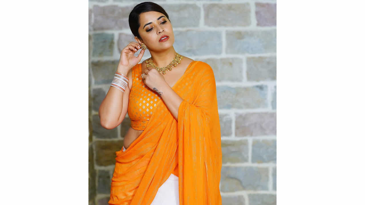 అనసూయ భరద్వాజ్.. ఈ ముద్దుగుమ్మ తెలియని తెలుగు ప్రేక్షకులు ఉండరేమో.. బుల్లితెర పై పలు టీవీ షోలతో బాగా పాపులర్ అయ్యింది ఈబ్యూటీ. అందం.. అభినయం ఉన్న ఈ చిన్నది బుల్లితెర పైనే కాదు.. వెండితెరపైనా సత్తాచాటుతూ దూసుకుపోతుంది. కేవలం యాంకరింగ్తోనే కాదు క్యారెక్టర్ ఆర్టిస్ట్గాను రాణిస్తుంది ఈ రంగమ్మత్త.