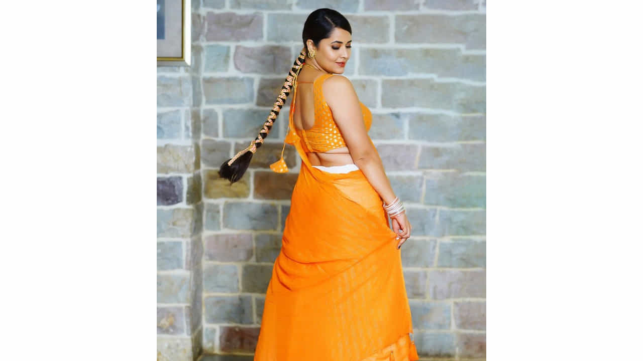 అనసూయ భరద్వాజ్.. ఈ ముద్దుగుమ్మ తెలియని తెలుగు ప్రేక్షకులు ఉండరేమో.. బుల్లితెర పై పలు టీవీ షోలతో బాగా పాపులర్ అయ్యింది ఈబ్యూటీ. అందం.. అభినయం ఉన్న ఈ చిన్నది బుల్లితెర పైనే కాదు.. వెండితెరపైనా సత్తాచాటుతూ దూసుకుపోతుంది. కేవలం యాంకరింగ్తోనే కాదు క్యారెక్టర్ ఆర్టిస్ట్గాను రాణిస్తుంది ఈ రంగమ్మత్త.