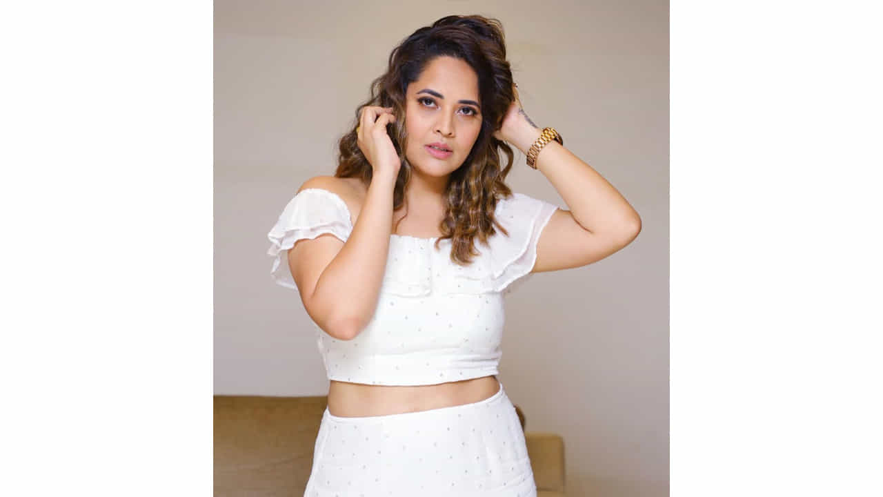 అనసూయ భరద్వాజ్.. ఈ ముద్దుగుమ్మ తెలియని తెలుగు ప్రేక్షకులు ఉండరేమో.. బుల్లితెర పై పలు టీవీ షోలతో బాగా పాపులర్ అయ్యింది ఈబ్యూటీ. అందం.. అభినయం ఉన్న ఈ చిన్నది బుల్లితెర పైనే కాదు.. వెండితెరపైనా సత్తాచాటుతూ దూసుకుపోతుంది. కేవలం యాంకరింగ్తోనే కాదు క్యారెక్టర్ ఆర్టిస్ట్గాను రాణిస్తుంది ఈ రంగమ్మత్త.