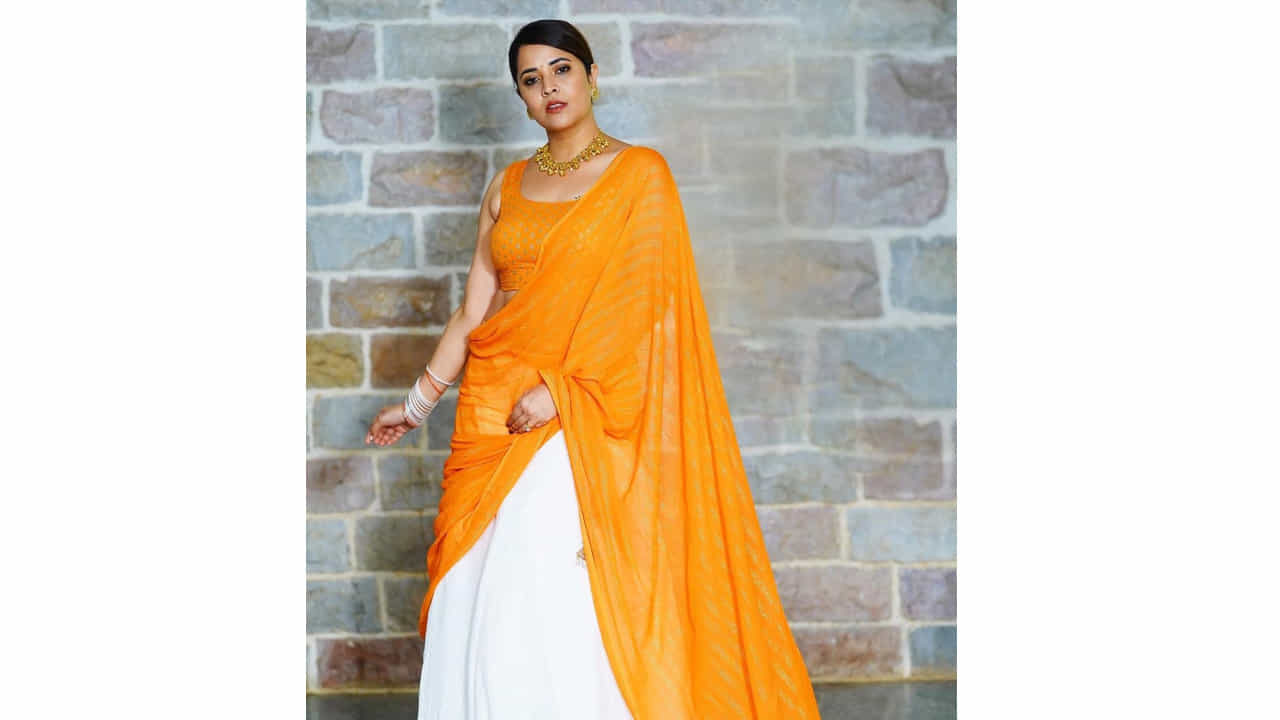 అనసూయ భరద్వాజ్.. ఈ ముద్దుగుమ్మ తెలియని తెలుగు ప్రేక్షకులు ఉండరేమో.. బుల్లితెర పై పలు టీవీ షోలతో బాగా పాపులర్ అయ్యింది ఈబ్యూటీ. అందం.. అభినయం ఉన్న ఈ చిన్నది బుల్లితెర పైనే కాదు.. వెండితెరపైనా సత్తాచాటుతూ దూసుకుపోతుంది. కేవలం యాంకరింగ్తోనే కాదు క్యారెక్టర్ ఆర్టిస్ట్గాను రాణిస్తుంది ఈ రంగమ్మత్త.