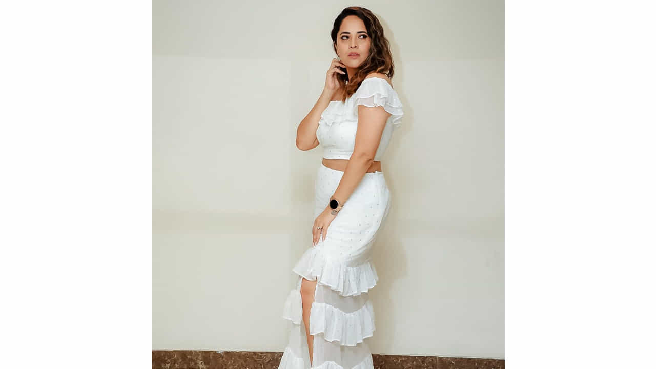 అనసూయ భరద్వాజ్.. ఈ ముద్దుగుమ్మ తెలియని తెలుగు ప్రేక్షకులు ఉండరేమో.. బుల్లితెర పై పలు టీవీ షోలతో బాగా పాపులర్ అయ్యింది ఈబ్యూటీ. అందం.. అభినయం ఉన్న ఈ చిన్నది బుల్లితెర పైనే కాదు.. వెండితెరపైనా సత్తాచాటుతూ దూసుకుపోతుంది. కేవలం యాంకరింగ్తోనే కాదు క్యారెక్టర్ ఆర్టిస్ట్గాను రాణిస్తుంది ఈ రంగమ్మత్త.