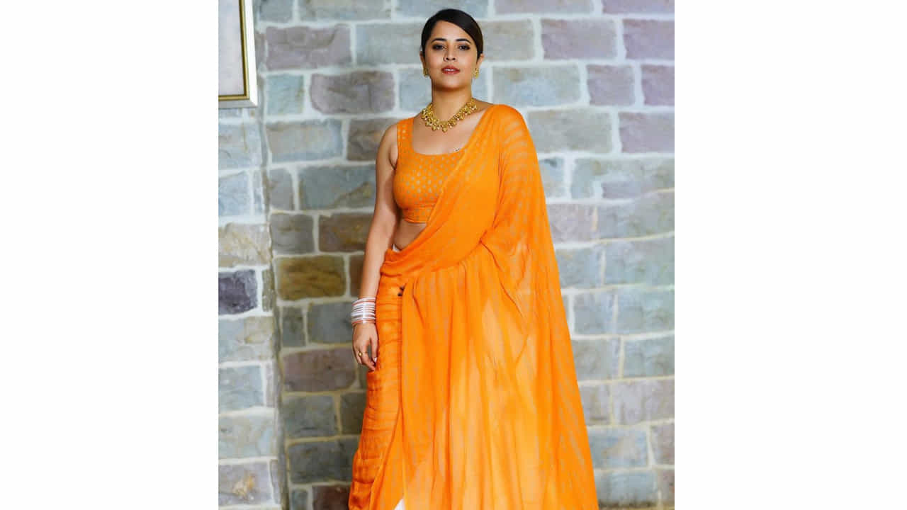 అనసూయ భరద్వాజ్.. ఈ ముద్దుగుమ్మ తెలియని తెలుగు ప్రేక్షకులు ఉండరేమో.. బుల్లితెర పై పలు టీవీ షోలతో బాగా పాపులర్ అయ్యింది ఈబ్యూటీ. అందం.. అభినయం ఉన్న ఈ చిన్నది బుల్లితెర పైనే కాదు.. వెండితెరపైనా సత్తాచాటుతూ దూసుకుపోతుంది. కేవలం యాంకరింగ్తోనే కాదు క్యారెక్టర్ ఆర్టిస్ట్గాను రాణిస్తుంది ఈ రంగమ్మత్త.