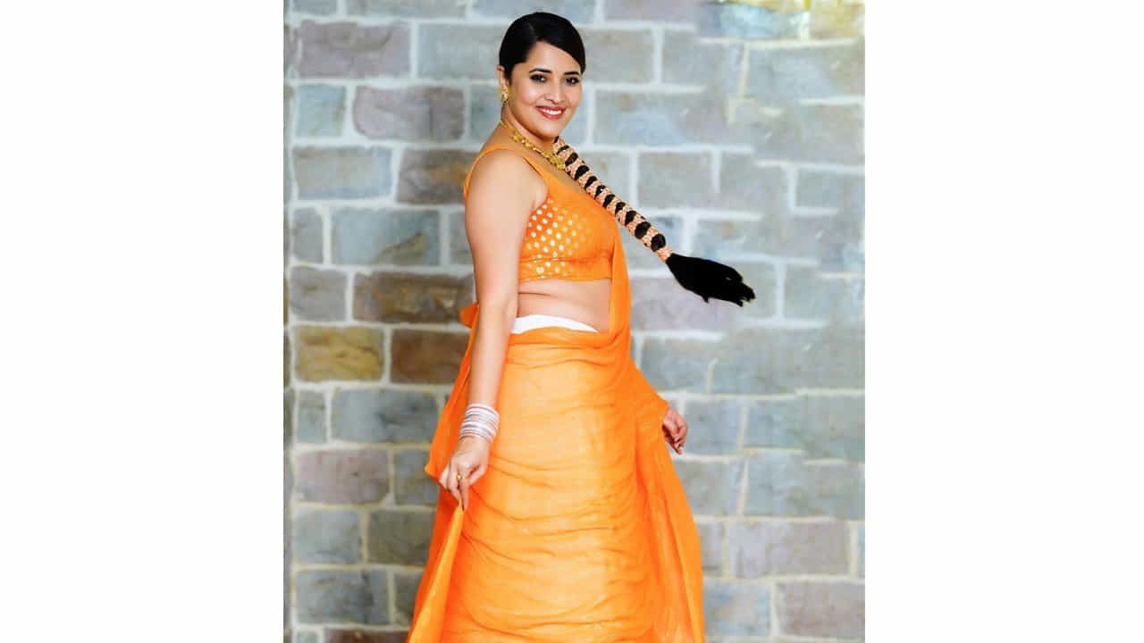 అనసూయ భరద్వాజ్.. ఈ ముద్దుగుమ్మ తెలియని తెలుగు ప్రేక్షకులు ఉండరేమో.. బుల్లితెర పై పలు టీవీ షోలతో బాగా పాపులర్ అయ్యింది ఈబ్యూటీ. అందం.. అభినయం ఉన్న ఈ చిన్నది బుల్లితెర పైనే కాదు.. వెండితెరపైనా సత్తాచాటుతూ దూసుకుపోతుంది. కేవలం యాంకరింగ్తోనే కాదు క్యారెక్టర్ ఆర్టిస్ట్గాను రాణిస్తుంది ఈ రంగమ్మత్త.