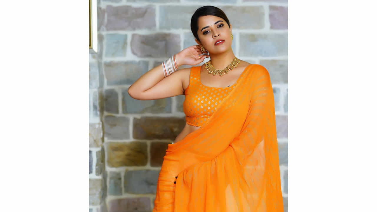 అనసూయ భరద్వాజ్.. ఈ ముద్దుగుమ్మ తెలియని తెలుగు ప్రేక్షకులు ఉండరేమో.. బుల్లితెర పై పలు టీవీ షోలతో బాగా పాపులర్ అయ్యింది ఈబ్యూటీ. అందం.. అభినయం ఉన్న ఈ చిన్నది బుల్లితెర పైనే కాదు.. వెండితెరపైనా సత్తాచాటుతూ దూసుకుపోతుంది. కేవలం యాంకరింగ్తోనే కాదు క్యారెక్టర్ ఆర్టిస్ట్గాను రాణిస్తుంది ఈ రంగమ్మత్త.