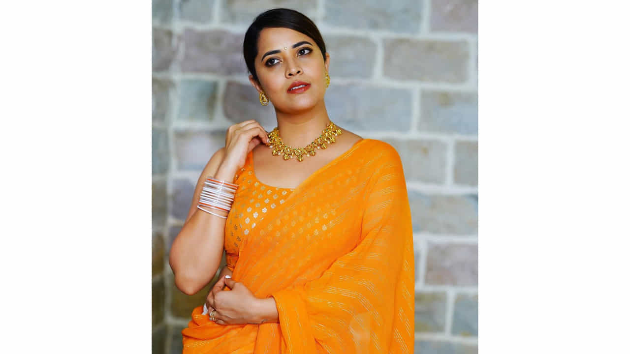 అనసూయ భరద్వాజ్.. ఈ ముద్దుగుమ్మ తెలియని తెలుగు ప్రేక్షకులు ఉండరేమో.. బుల్లితెర పై పలు టీవీ షోలతో బాగా పాపులర్ అయ్యింది ఈబ్యూటీ. అందం.. అభినయం ఉన్న ఈ చిన్నది బుల్లితెర పైనే కాదు.. వెండితెరపైనా సత్తాచాటుతూ దూసుకుపోతుంది. కేవలం యాంకరింగ్తోనే కాదు క్యారెక్టర్ ఆర్టిస్ట్గాను రాణిస్తుంది ఈ రంగమ్మత్త.