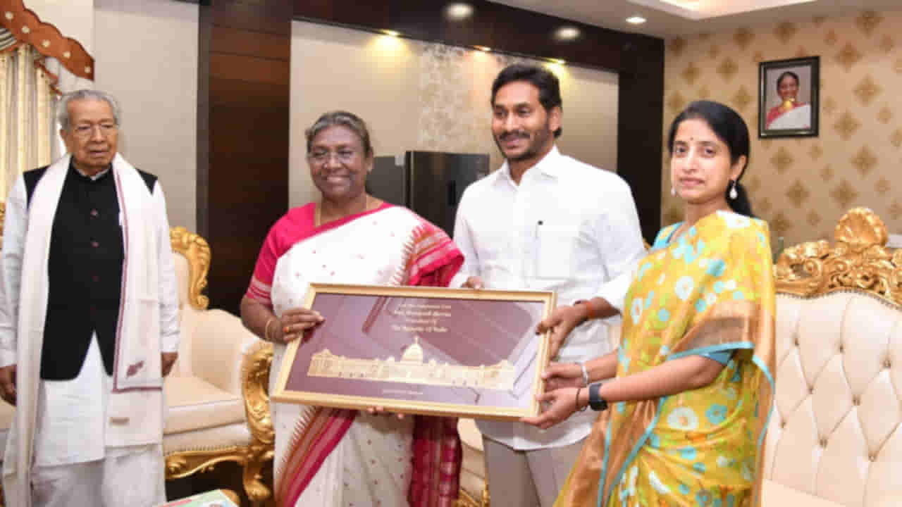 Andhra Pradesh: ఏపీకి తొలిసారి వచ్చిన రాష్ట్రపతి ద్రౌపది ముర్ము.. ఘనంగా పౌరసన్మానం చేసిన ఏపీ సర్కార్..