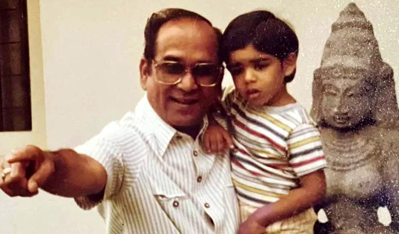 Childhood Photo: ఏఎన్ఆర్ ఎత్తుకున్న ఈ చిన్నారి నాగార్జున అనుకుంటే పప్పులో కాలేసినట్టే.. ఎవరో గుర్తుపట్టారా.?