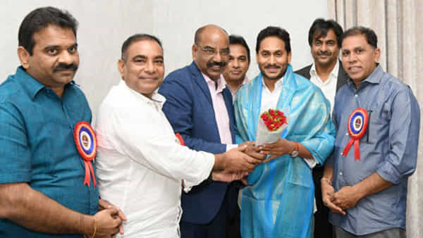 AP CM Jagan: అమెరికా తెలుగు మహాసభల కోసం సీఎం జగన్కు ఆహ్వానం.. ప్రత్యేకంగా ఇన్వైట్ చేసిన నాటా సభ్యులు..